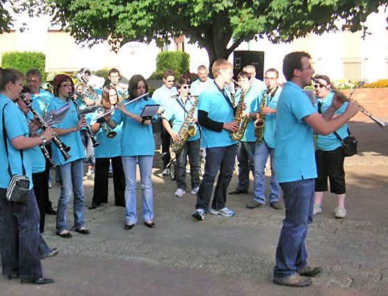 Les Troubl'fêtes devant la mairie d'Huriel lors de la fête de la musique 2009